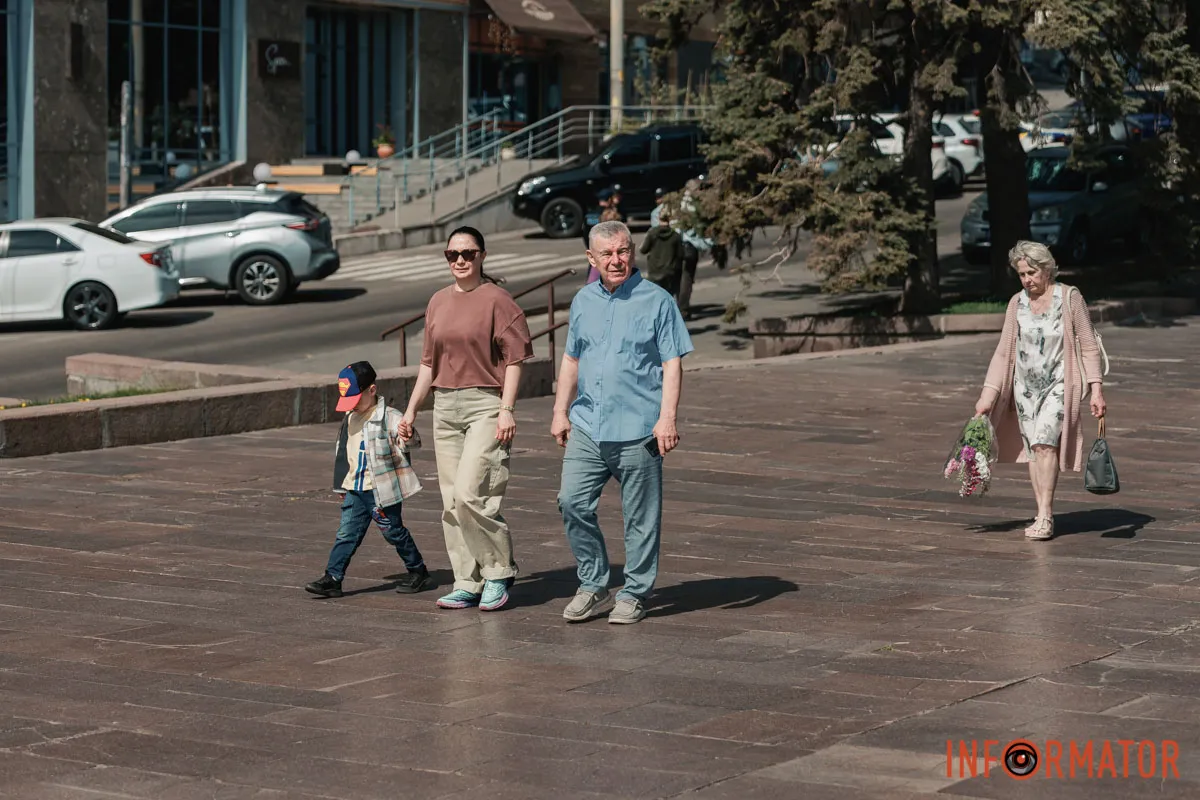 Квіти та посилена охорона: що відбувалось 9 травня біля Стели Вічної слави у Дніпрі 6