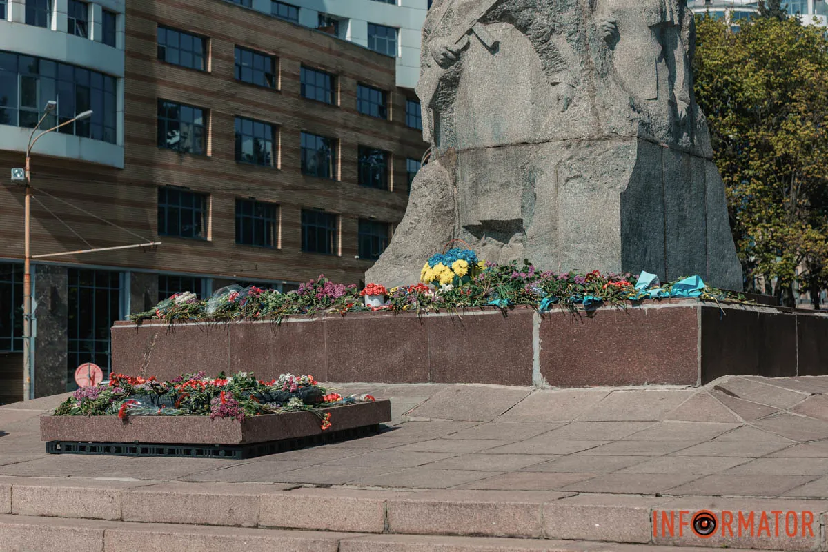 Квіти та посилена охорона: що відбувалось 9 травня біля Стели Вічної слави у Дніпрі 9