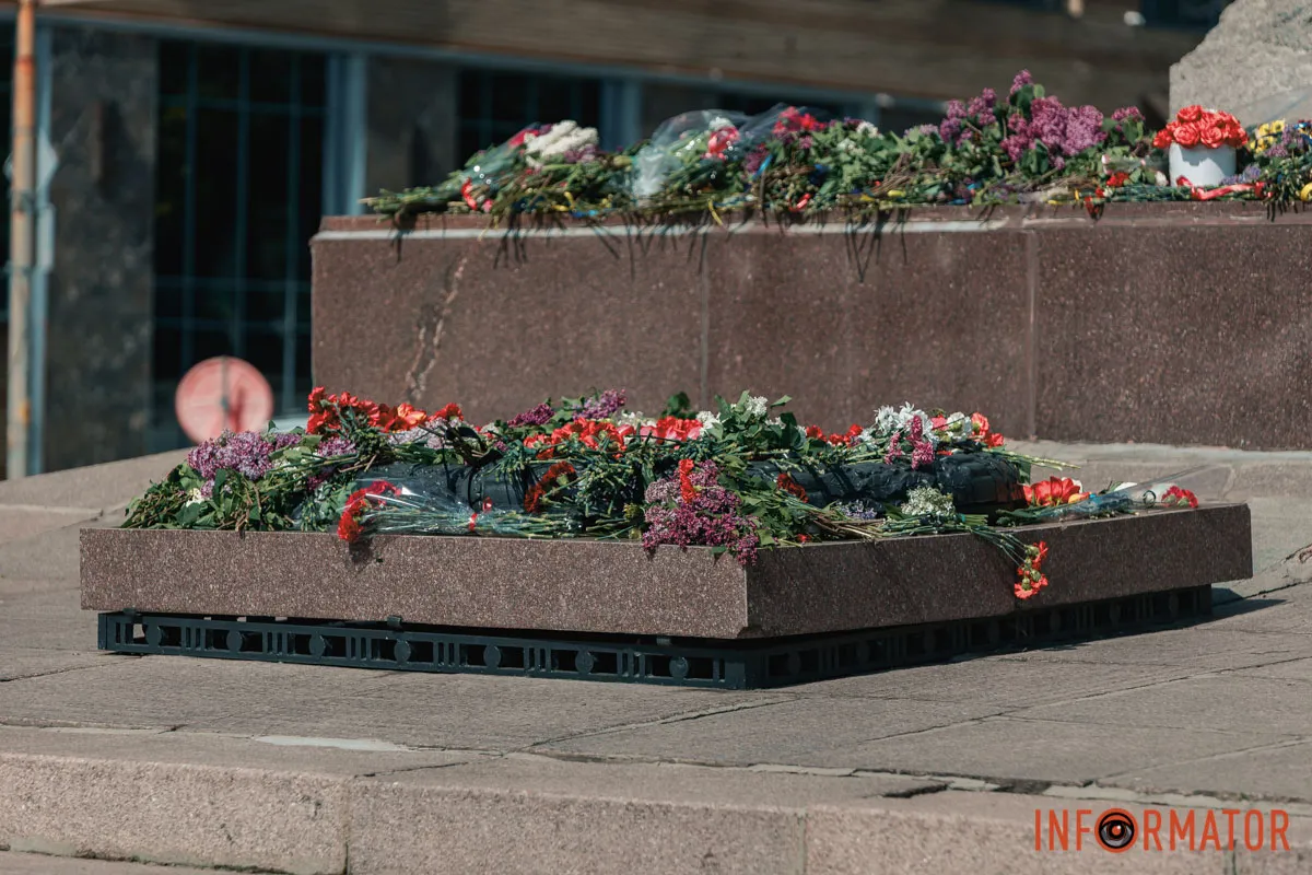 Квіти та посилена охорона: що відбувалось 9 травня біля Стели Вічної слави у Дніпрі 10