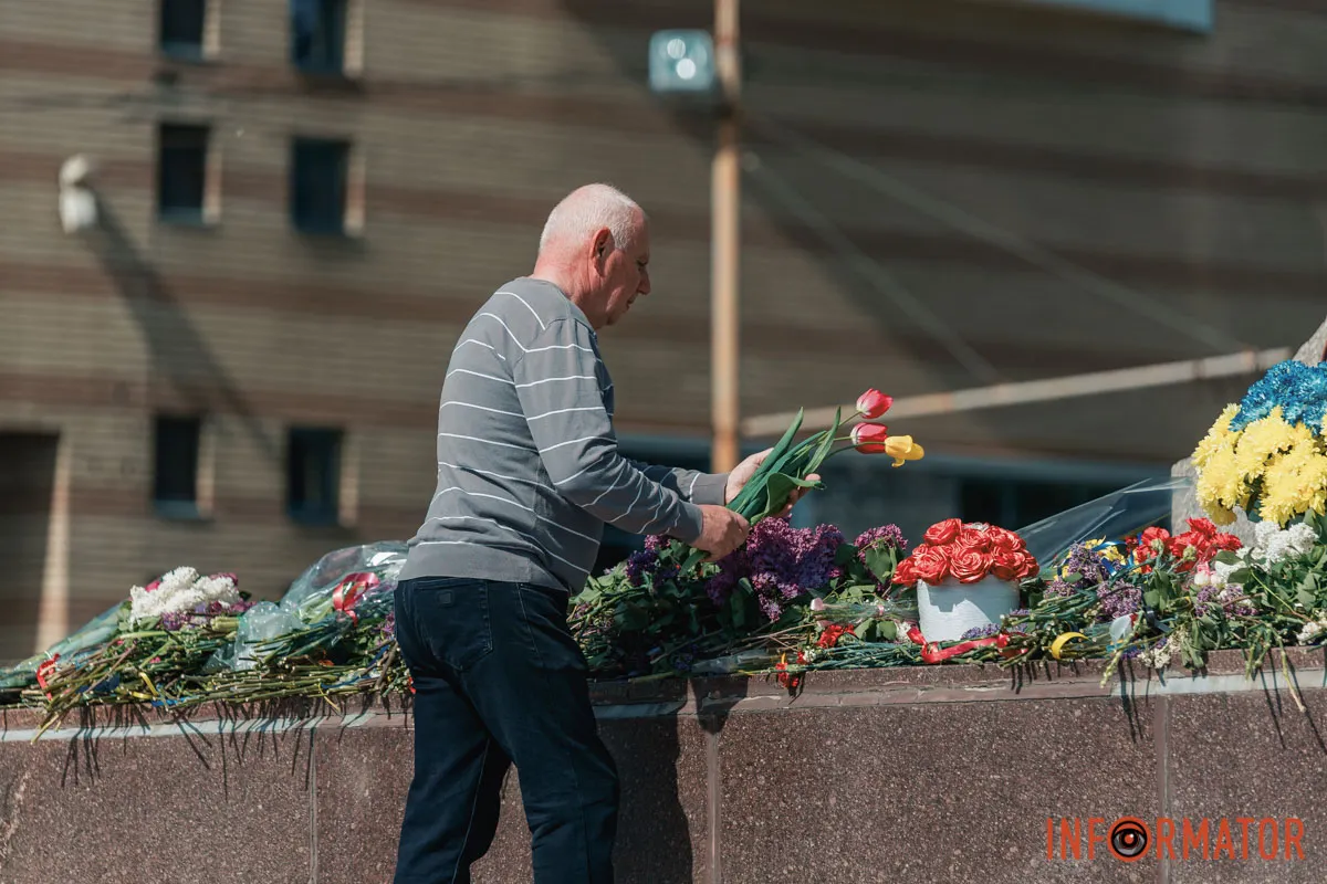 Квіти та посилена охорона: що відбувалось 9 травня біля Стели Вічної слави у Дніпрі 11