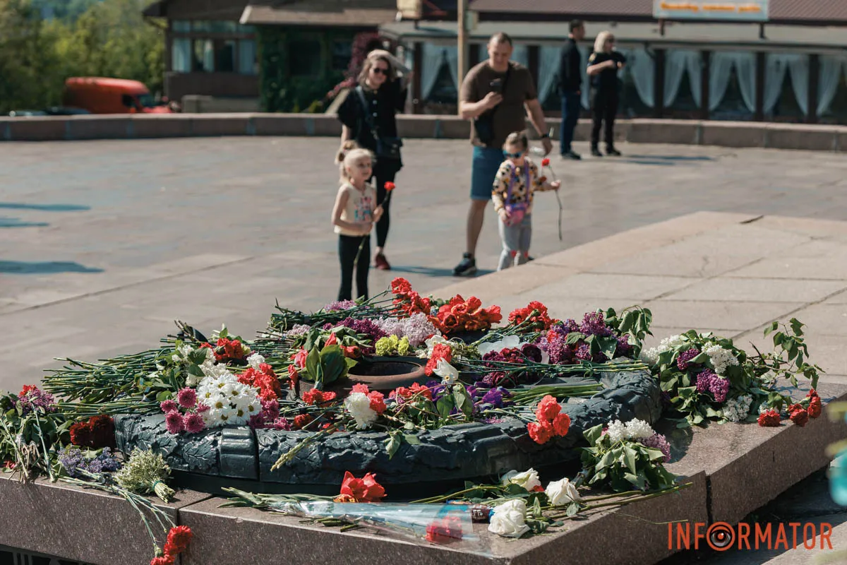 Квіти та посилена охорона: що відбувалось 9 травня біля Стели Вічної слави у Дніпрі 14