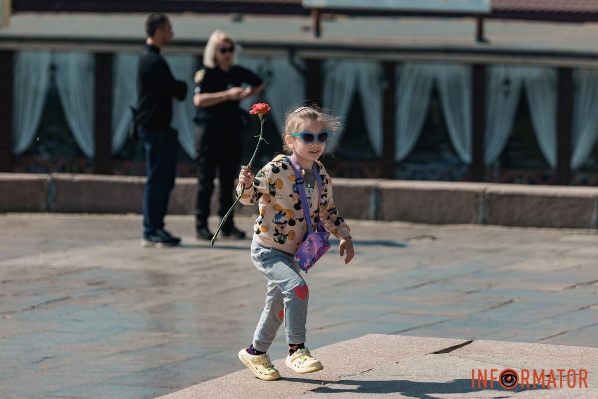 Квіти та посилена охорона: що відбувалось 9 травня біля Стели Вічної слави у Дніпрі 16