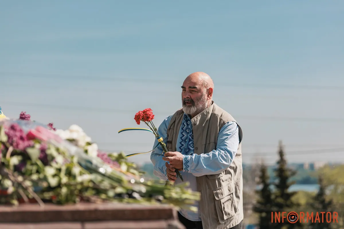 Квіти та посилена охорона: що відбувалось 9 травня біля Стели Вічної слави у Дніпрі 21