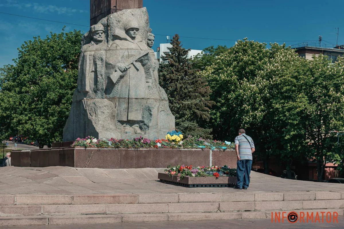 Квіти та посилена охорона: що відбувалось 9 травня біля Стели Вічної слави у Дніпрі 25
