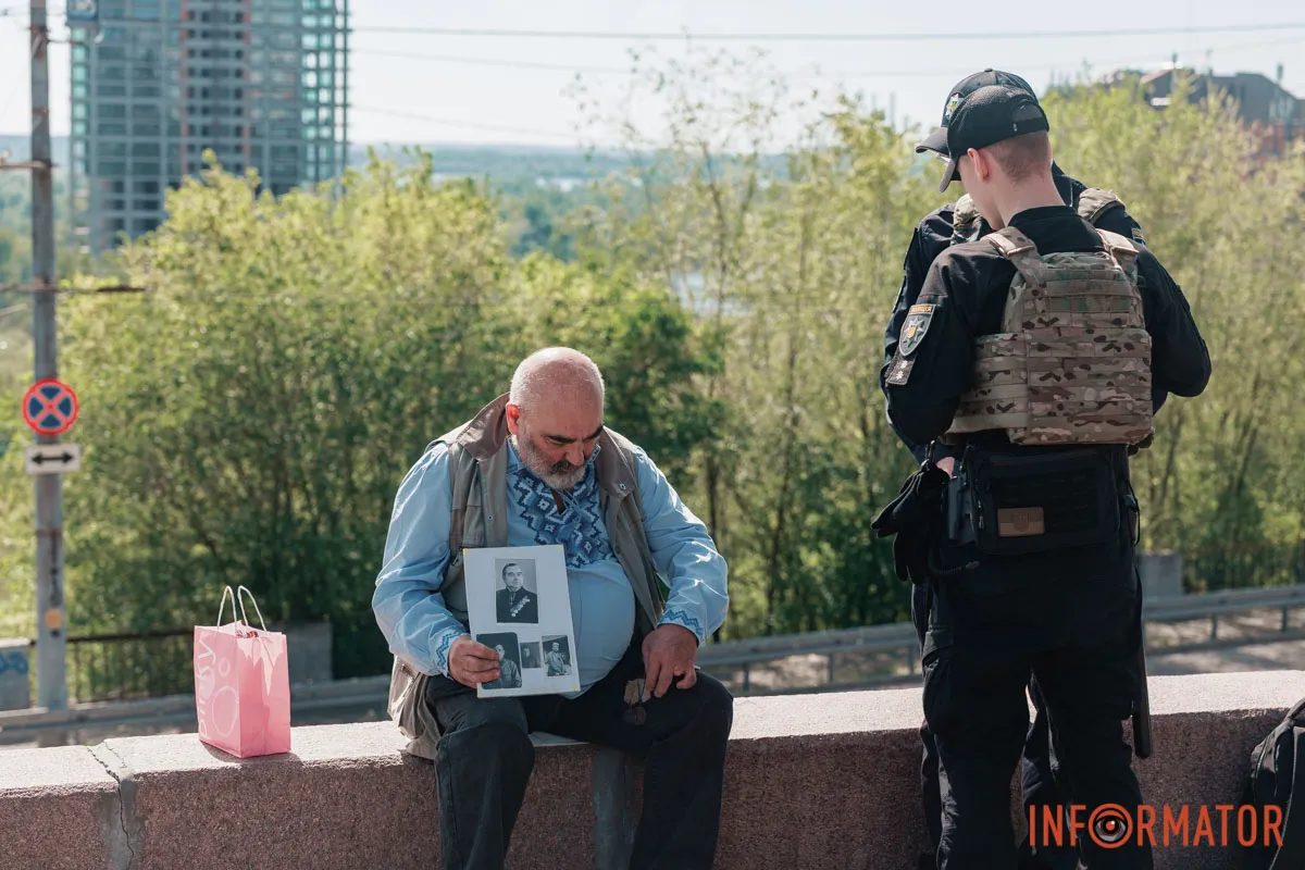 Квіти та посилена охорона: що відбувалось 9 травня біля Стели Вічної слави у Дніпрі 26