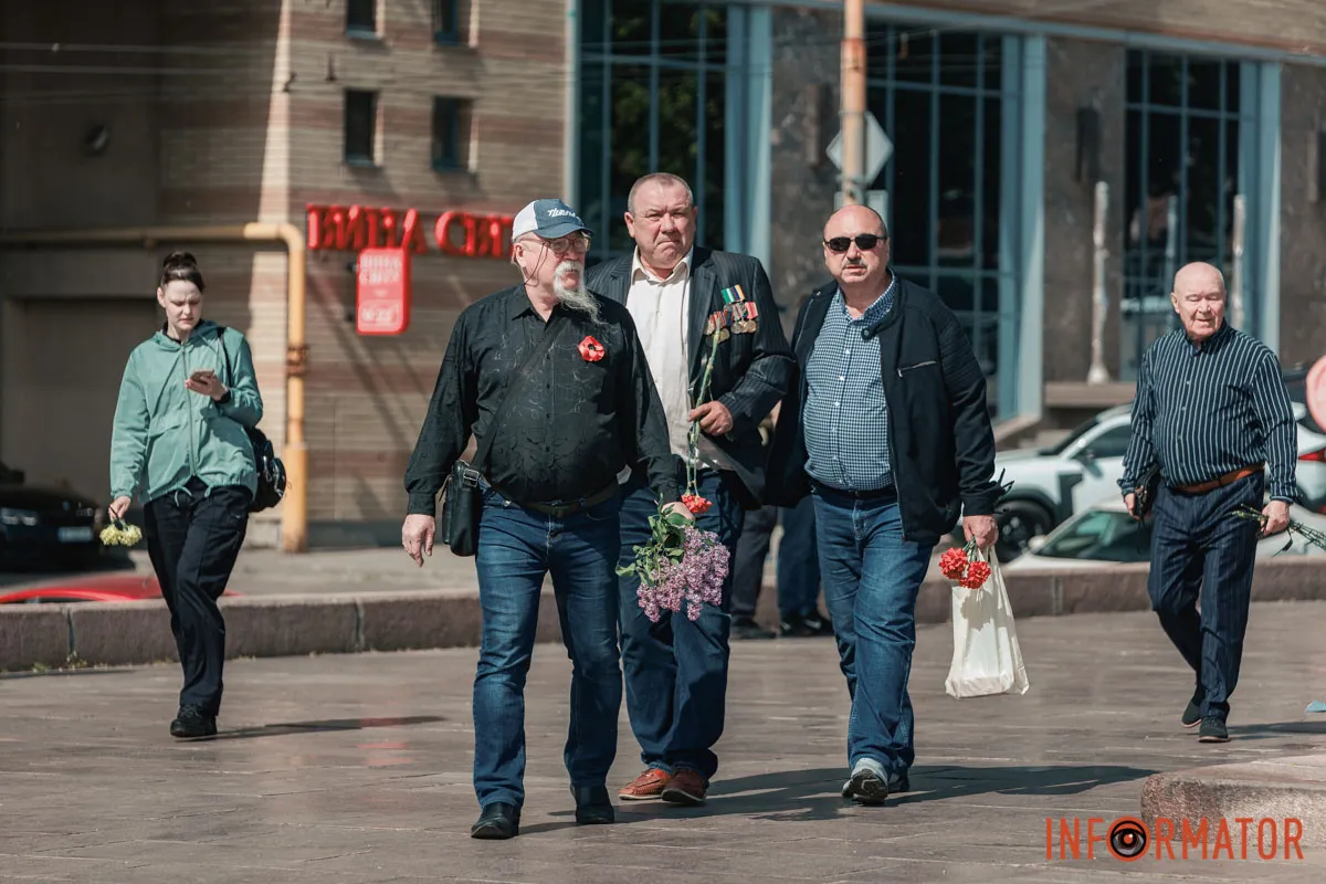 Квіти та посилена охорона: що відбувалось 9 травня біля Стели Вічної слави у Дніпрі 29