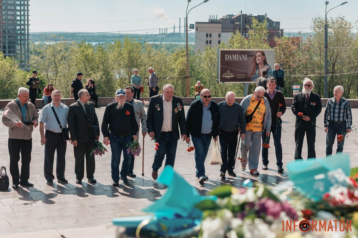 Квіти та посилена охорона: що відбувалось 9 травня біля Стели Вічної слави у Дніпрі 32