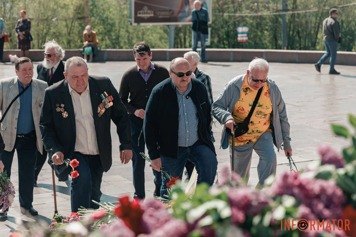 Квіти та посилена охорона: що відбувалось 9 травня біля Стели Вічної слави у Дніпрі 33