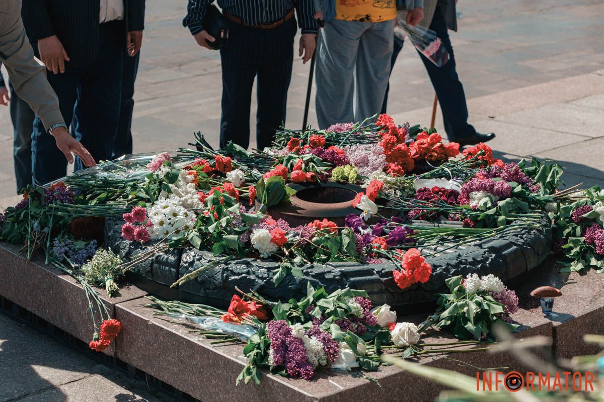 Квіти та посилена охорона: що відбувалось 9 травня біля Стели Вічної слави у Дніпрі 34