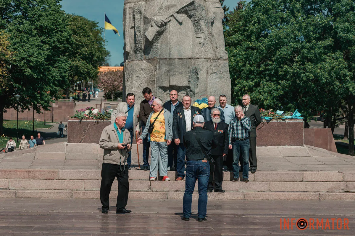 Квіти та посилена охорона: що відбувалось 9 травня біля Стели Вічної слави у Дніпрі 38