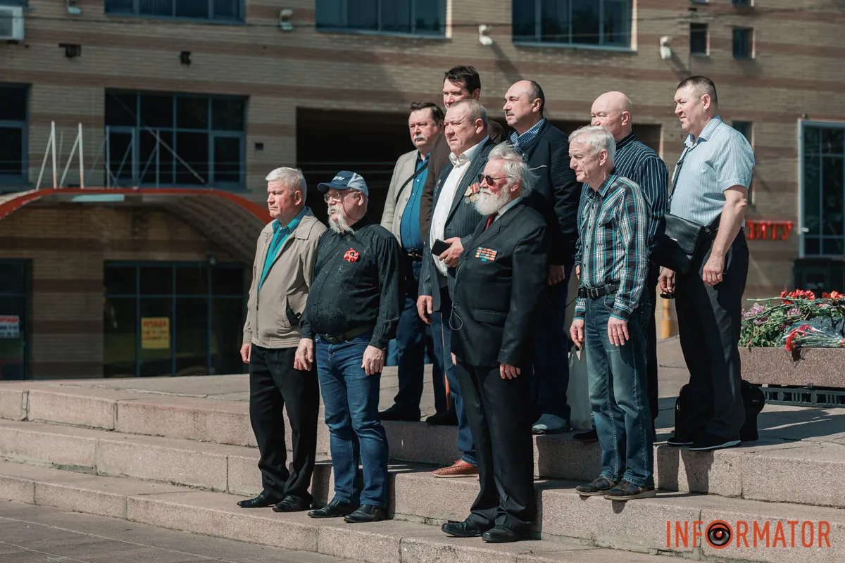 Квіти та посилена охорона: що відбувалось 9 травня біля Стели Вічної слави у Дніпрі 39