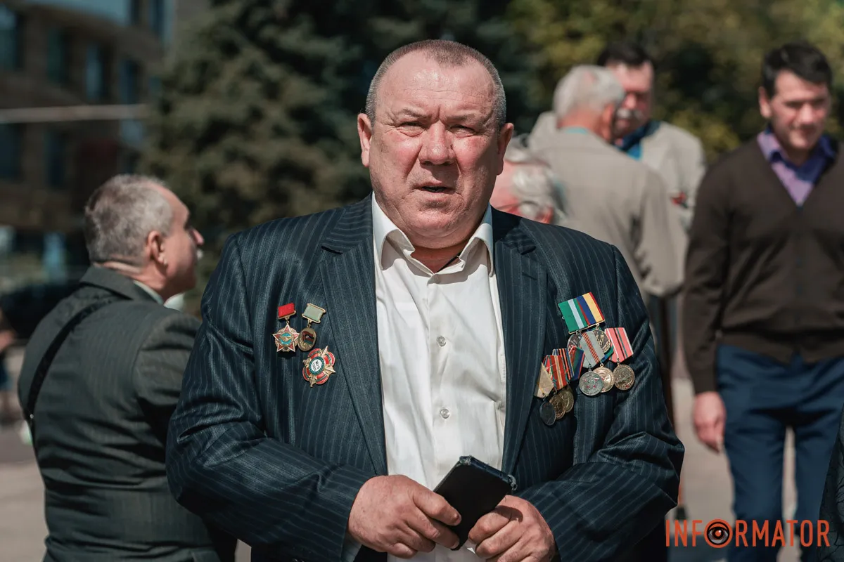 Квіти та посилена охорона: що відбувалось 9 травня біля Стели Вічної слави у Дніпрі 40