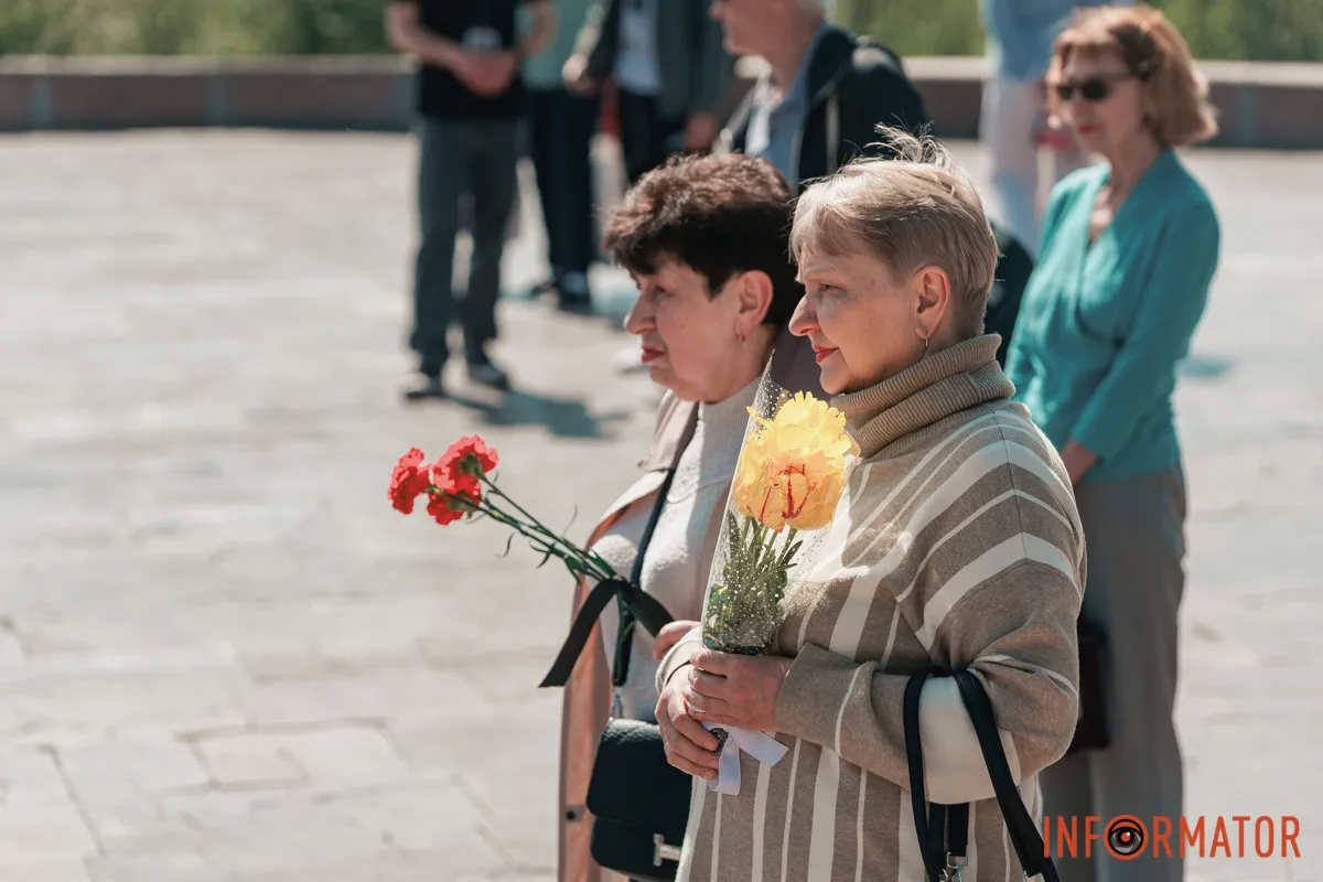 Квіти та посилена охорона: що відбувалось 9 травня біля Стели Вічної слави у Дніпрі 43
