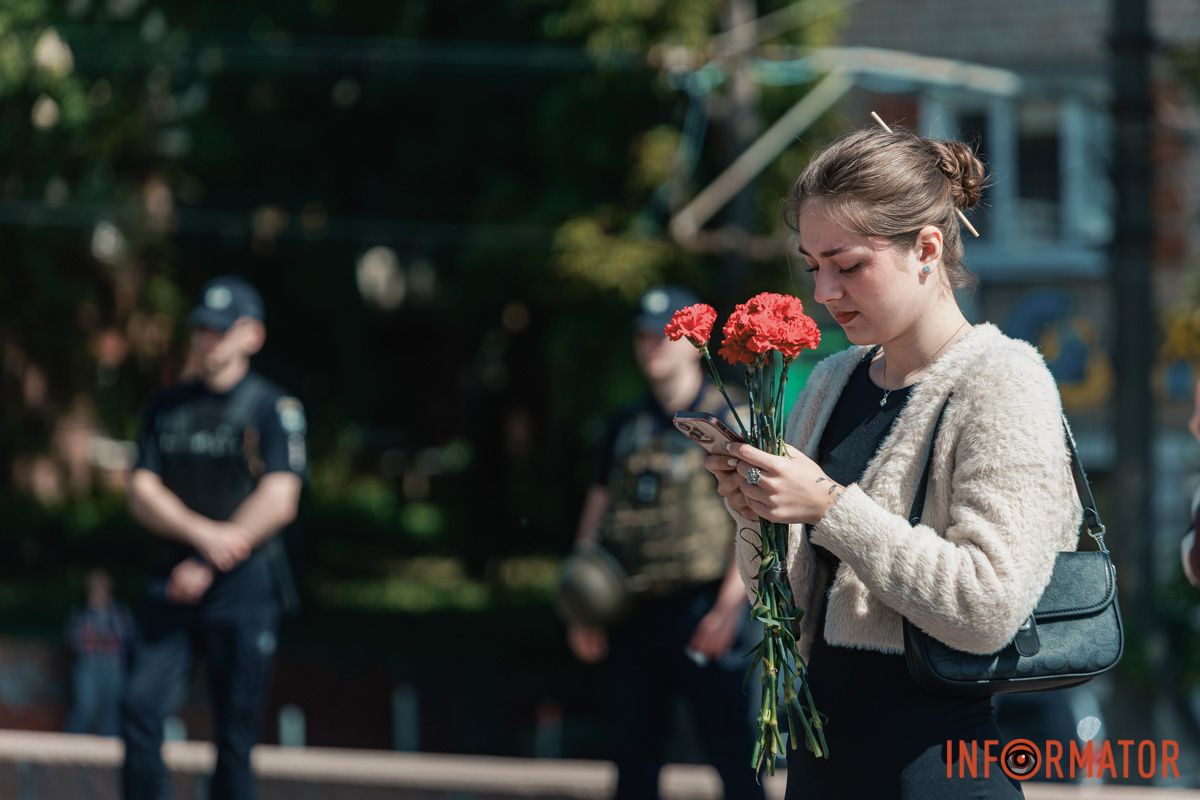 Квіти та посилена охорона: що відбувалось 9 травня біля Стели Вічної слави у Дніпрі 45