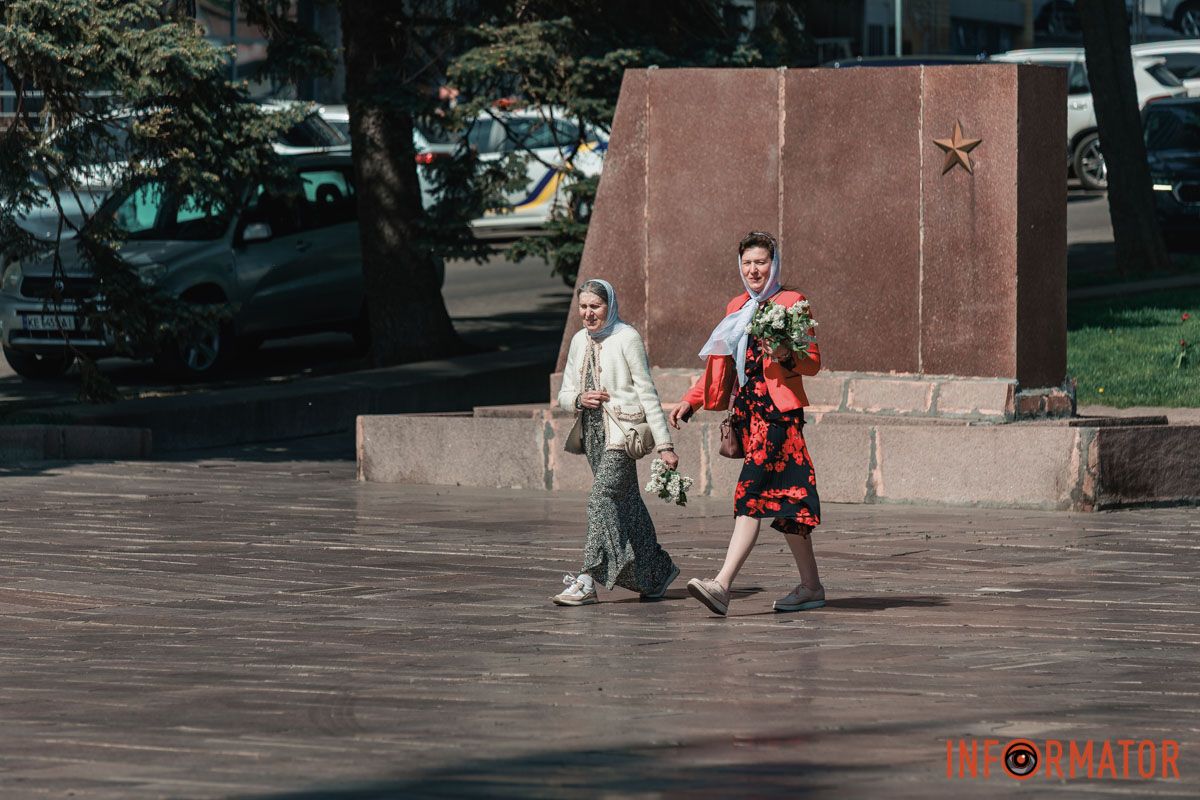 Квіти та посилена охорона: що відбувалось 9 травня біля Стели Вічної слави у Дніпрі 47