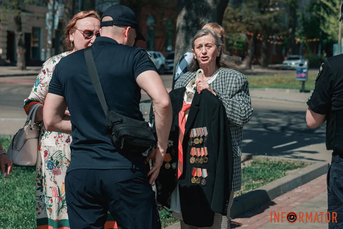 Квіти та посилена охорона: що відбувалось 9 травня біля Стели Вічної слави у Дніпрі 49