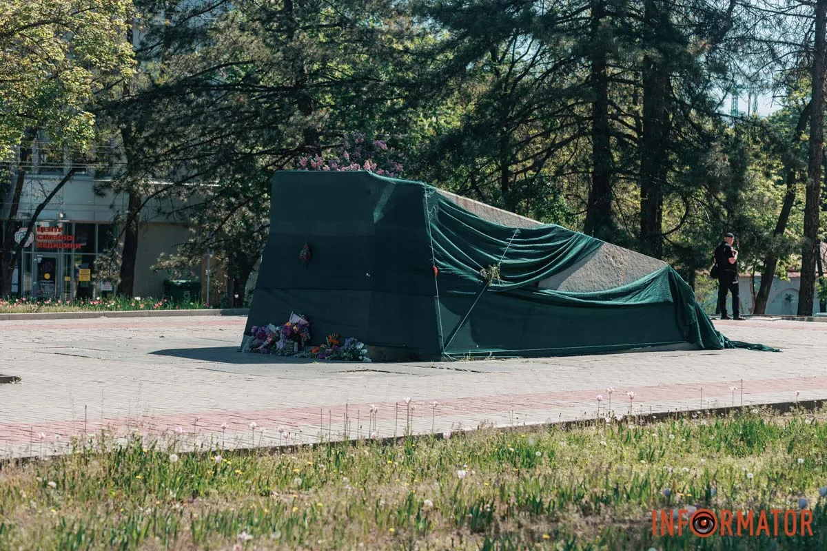 Квіти та посилена охорона: що відбувалось 9 травня біля Стели Вічної слави у Дніпрі 50