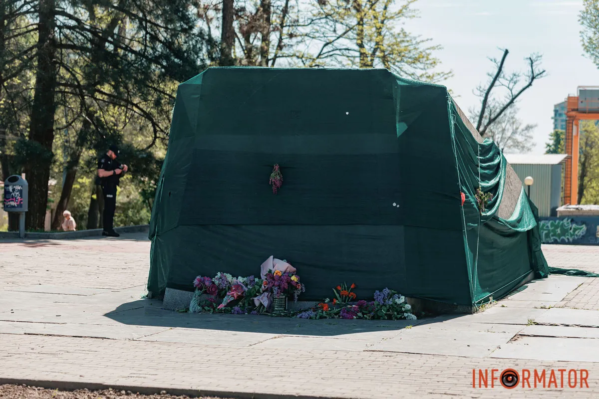 Квіти та посилена охорона: що відбувалось 9 травня біля Стели Вічної слави у Дніпрі 53