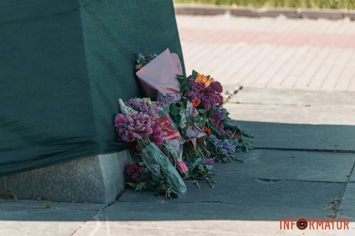 Квіти та посилена охорона: що відбувалось 9 травня біля Стели Вічної слави у Дніпрі 52