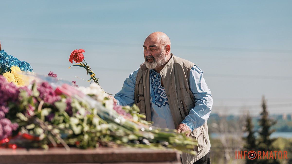Квіти та посилена охорона: що відбувалося 9 травня біля Стели Вічної слави у Дніпрі