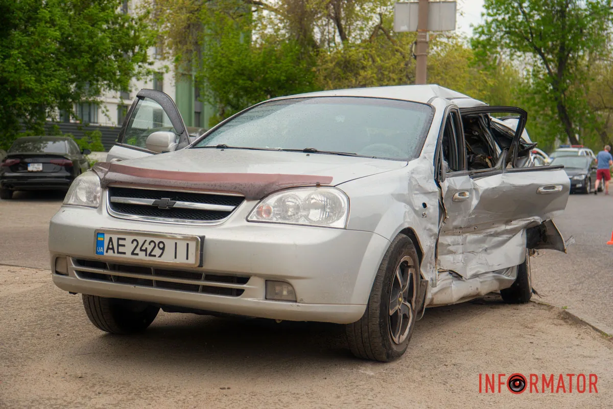 У Дніпрі на Космічній сталась аварія з автобусом та двома легковиками 9