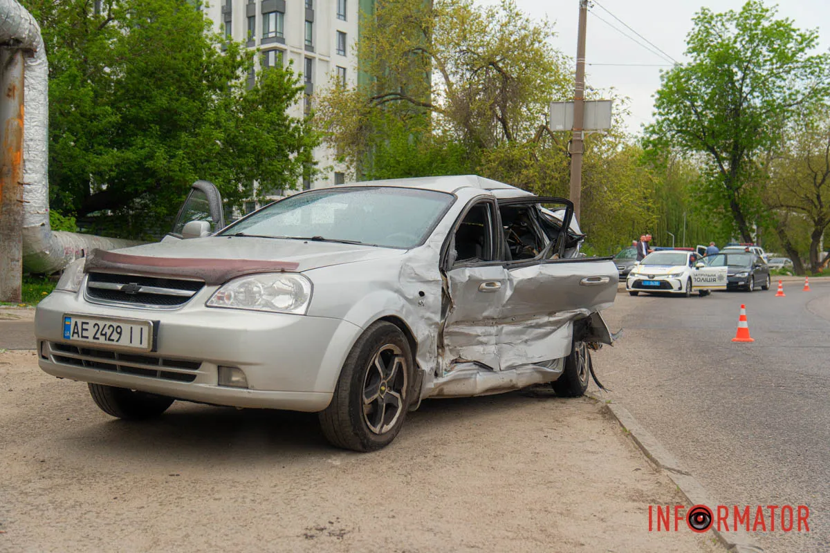 У Дніпрі на Космічній сталась аварія з автобусом та двома легковиками 2