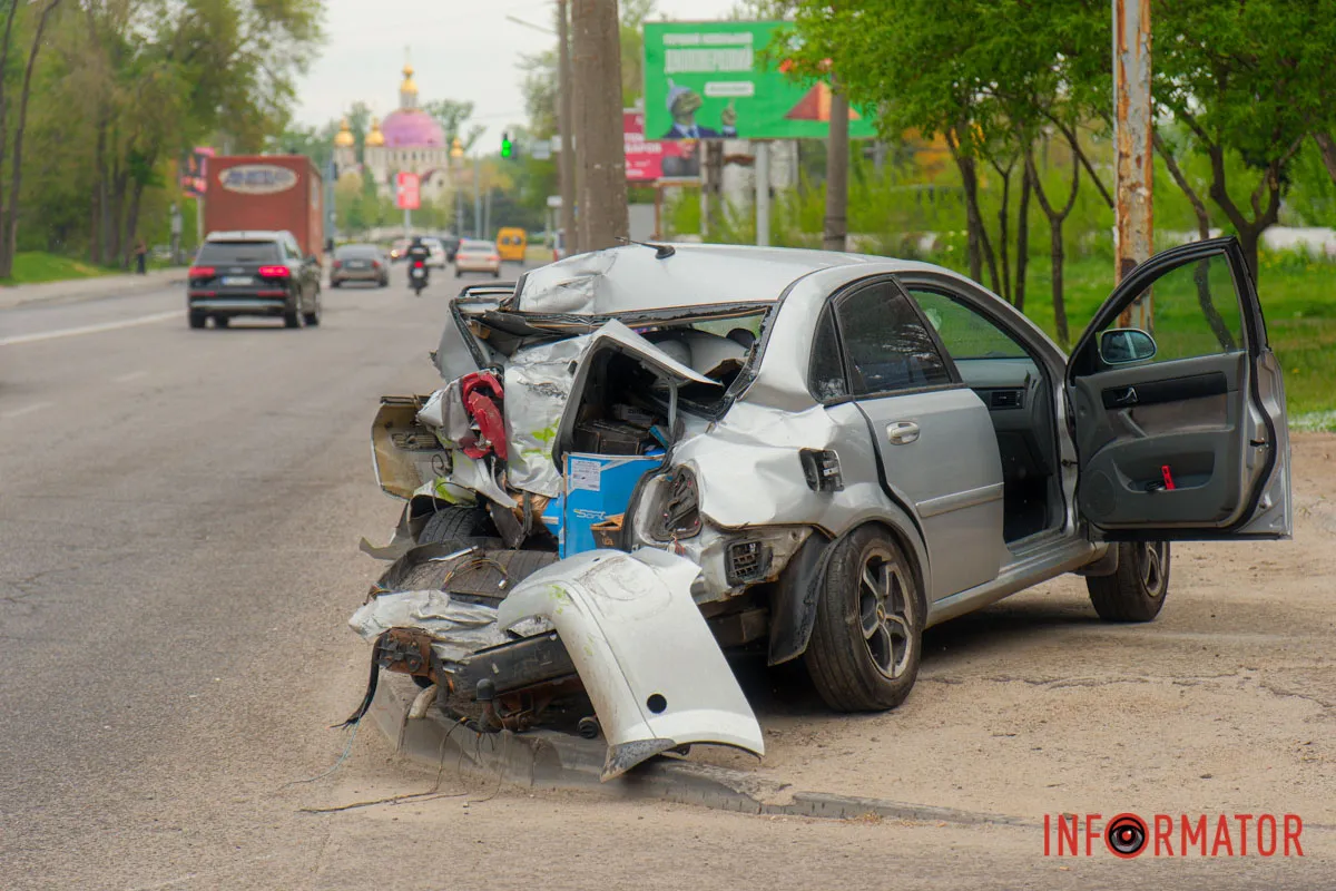 У Дніпрі на Космічній сталась аварія з автобусом та двома легковиками 7