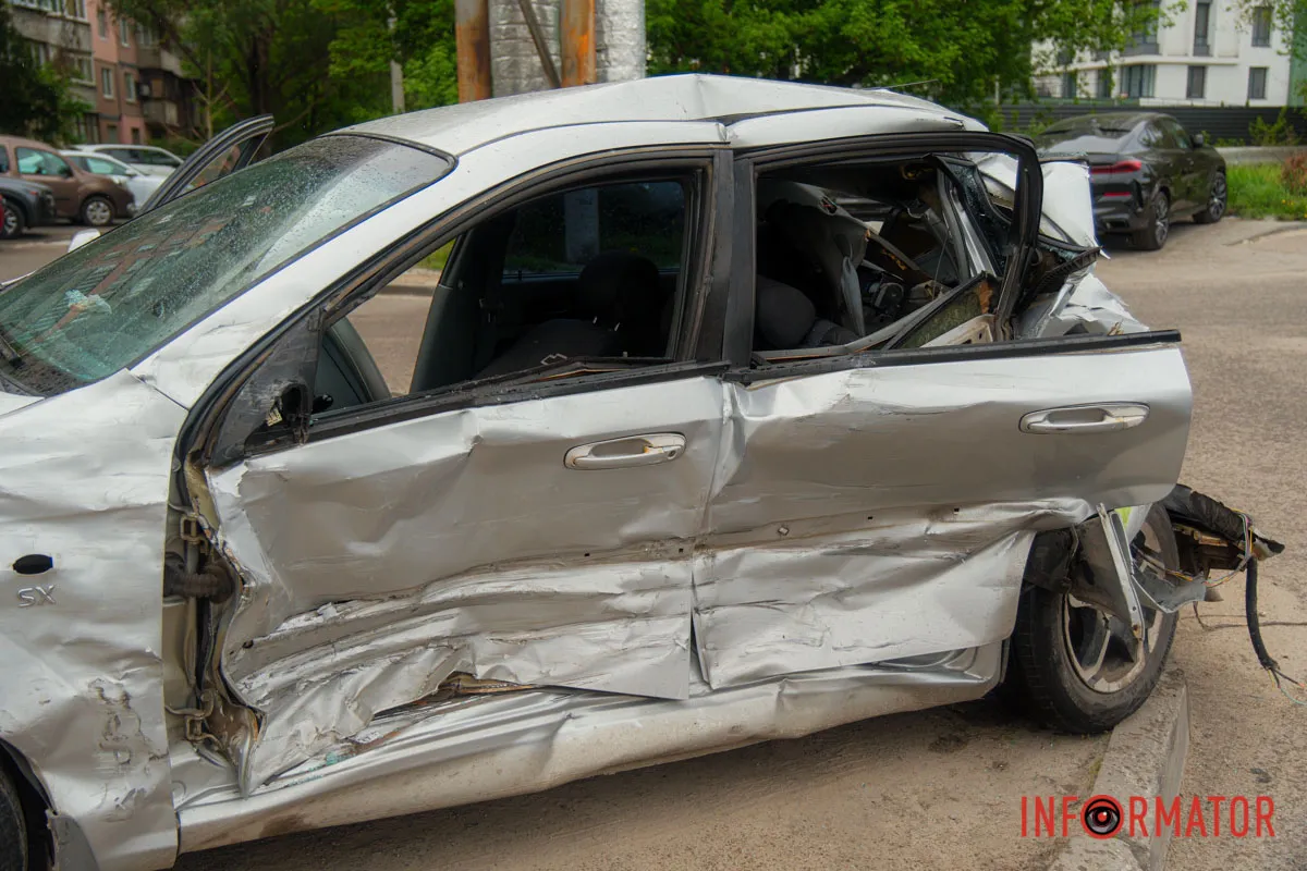 У Дніпрі на Космічній сталась аварія з автобусом та двома легковиками 3