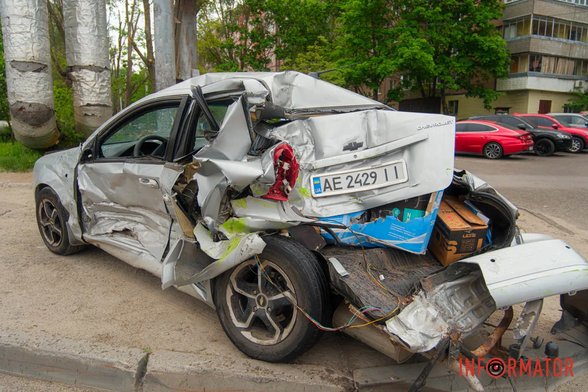 У Дніпрі на Космічній сталась аварія з автобусом та двома легковиками 10