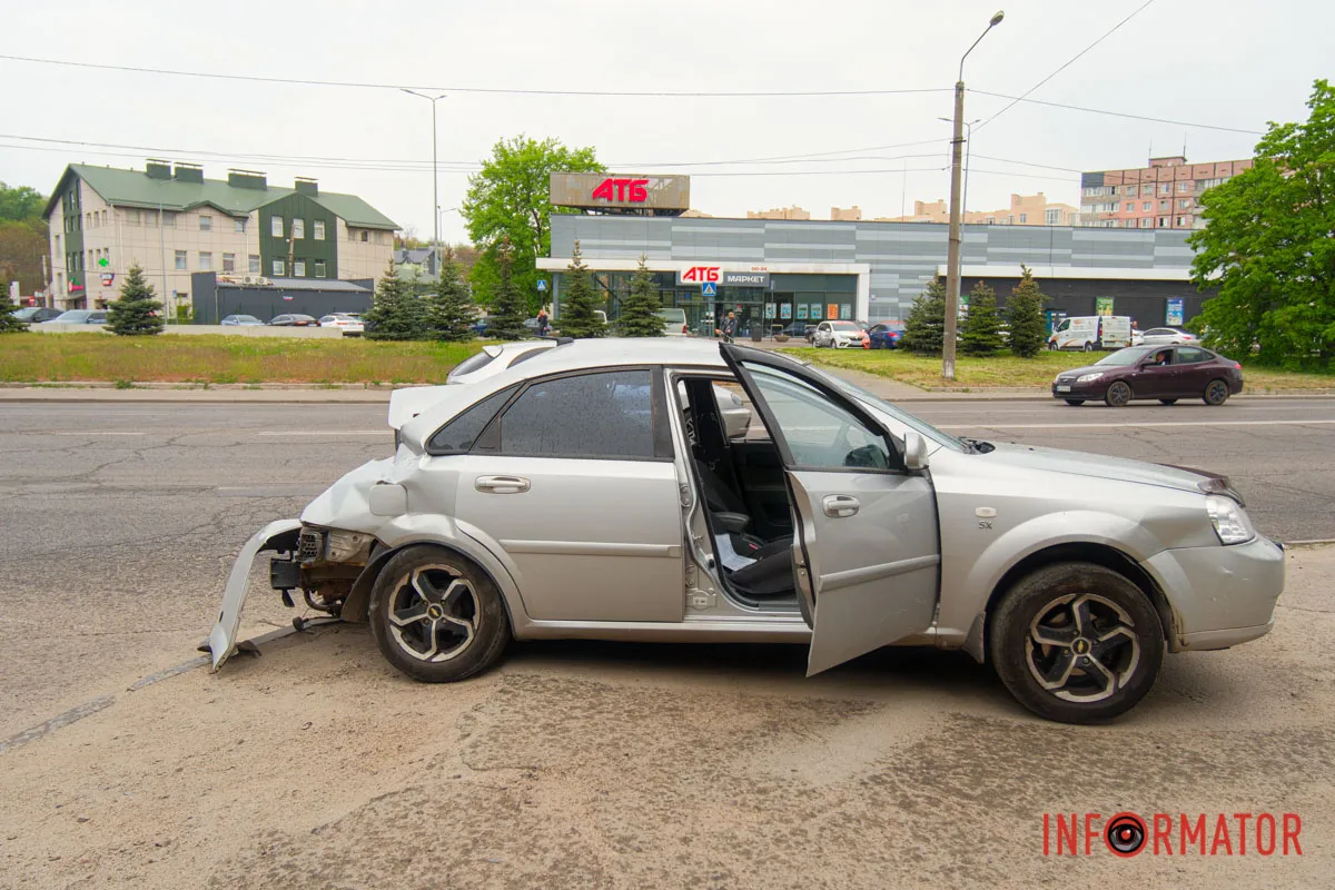 У Дніпрі на Космічній сталась аварія з автобусом та двома легковиками 14