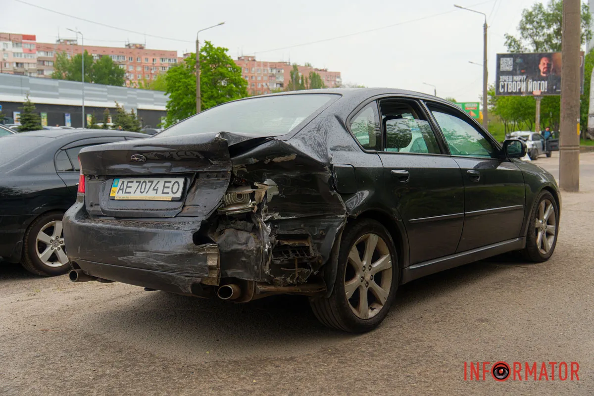 У Дніпрі на Космічній сталась аварія з автобусом та двома легковиками 4