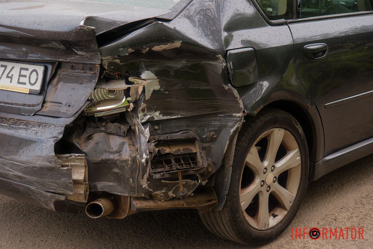 У Дніпрі на Космічній сталась аварія з автобусом та двома легковиками 5