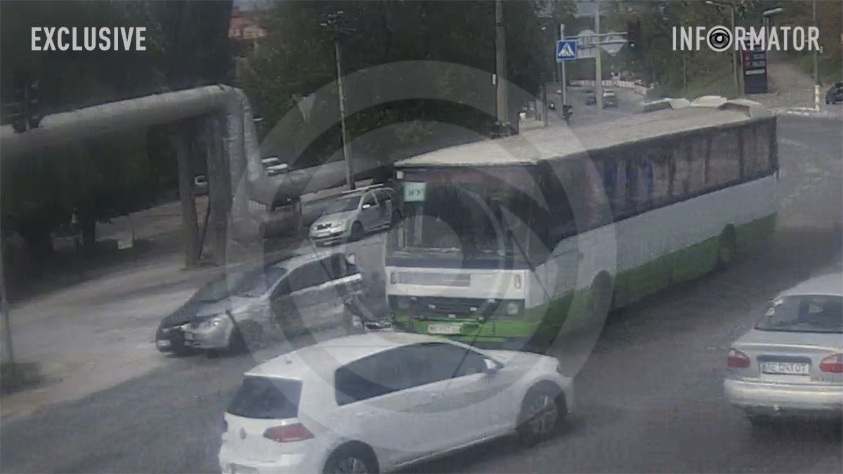 Відео моменту: у Дніпрі на Космічній автобус на швидкості протаранив Subaru та Chevrolet, "розкидавши" автівки