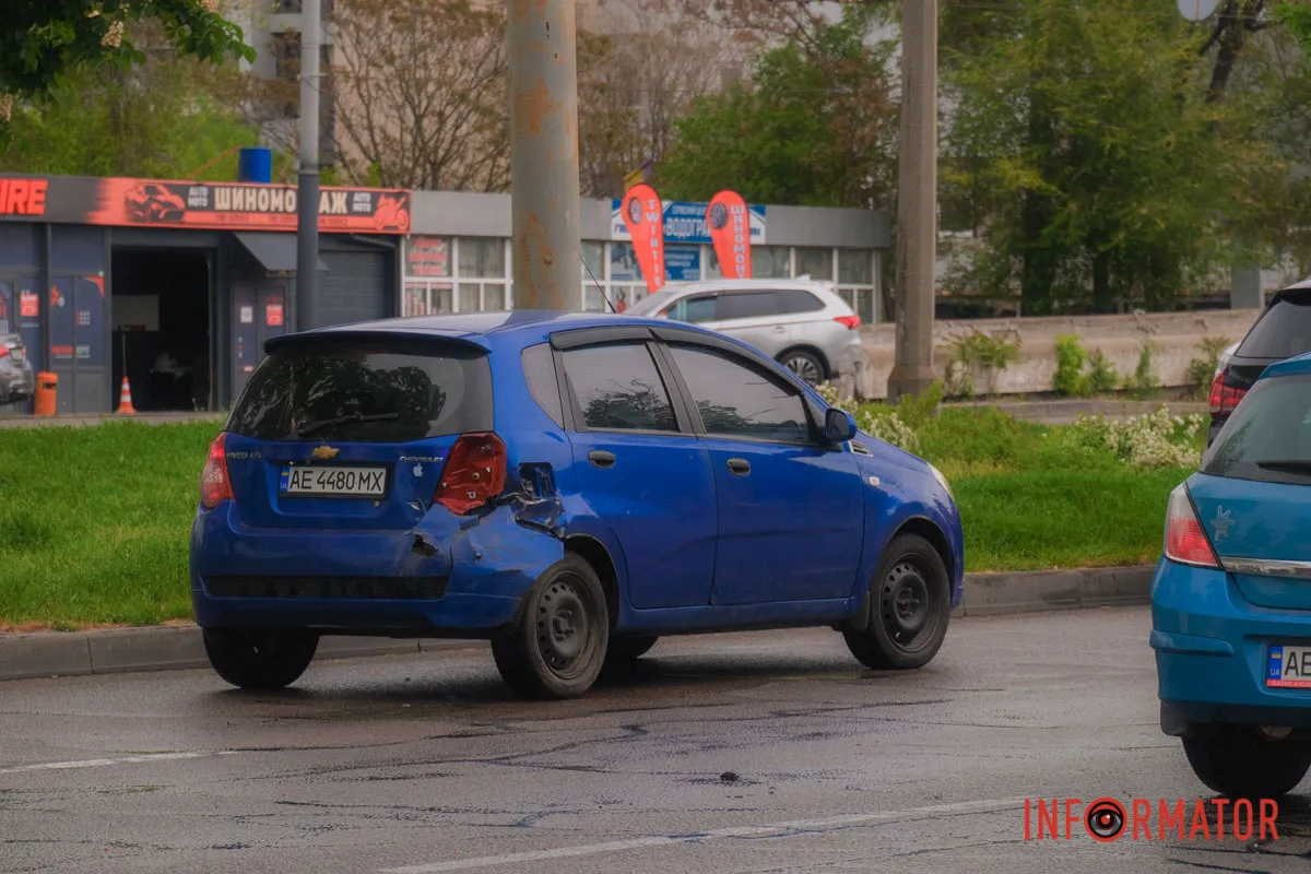 Від зіткнення автівок Hyundai влетів у стовп