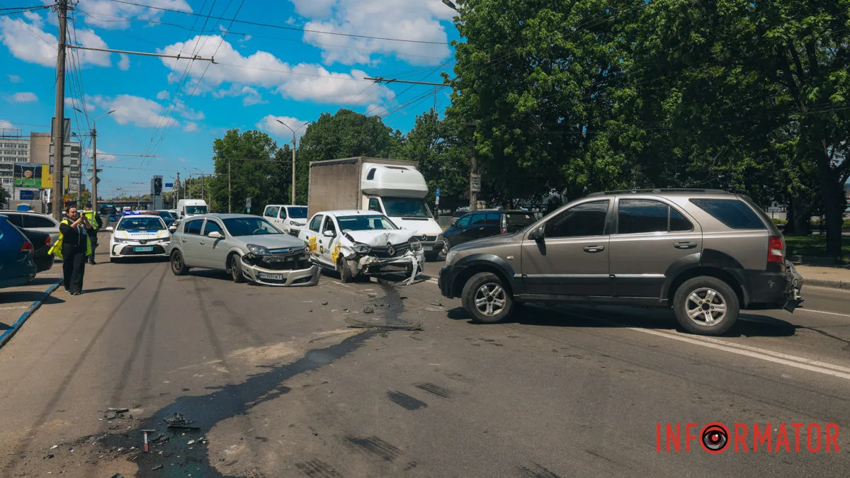 У Дніпрі на Січеславській Набережній сталася потрійна ДТП: є постраждалий