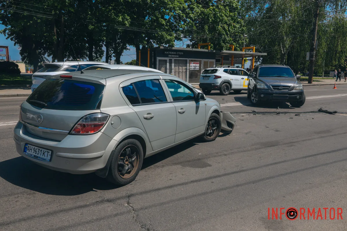 У Дніпрі на Січеславській Набережній сталася потрійна ДТП: є постраждалий 19