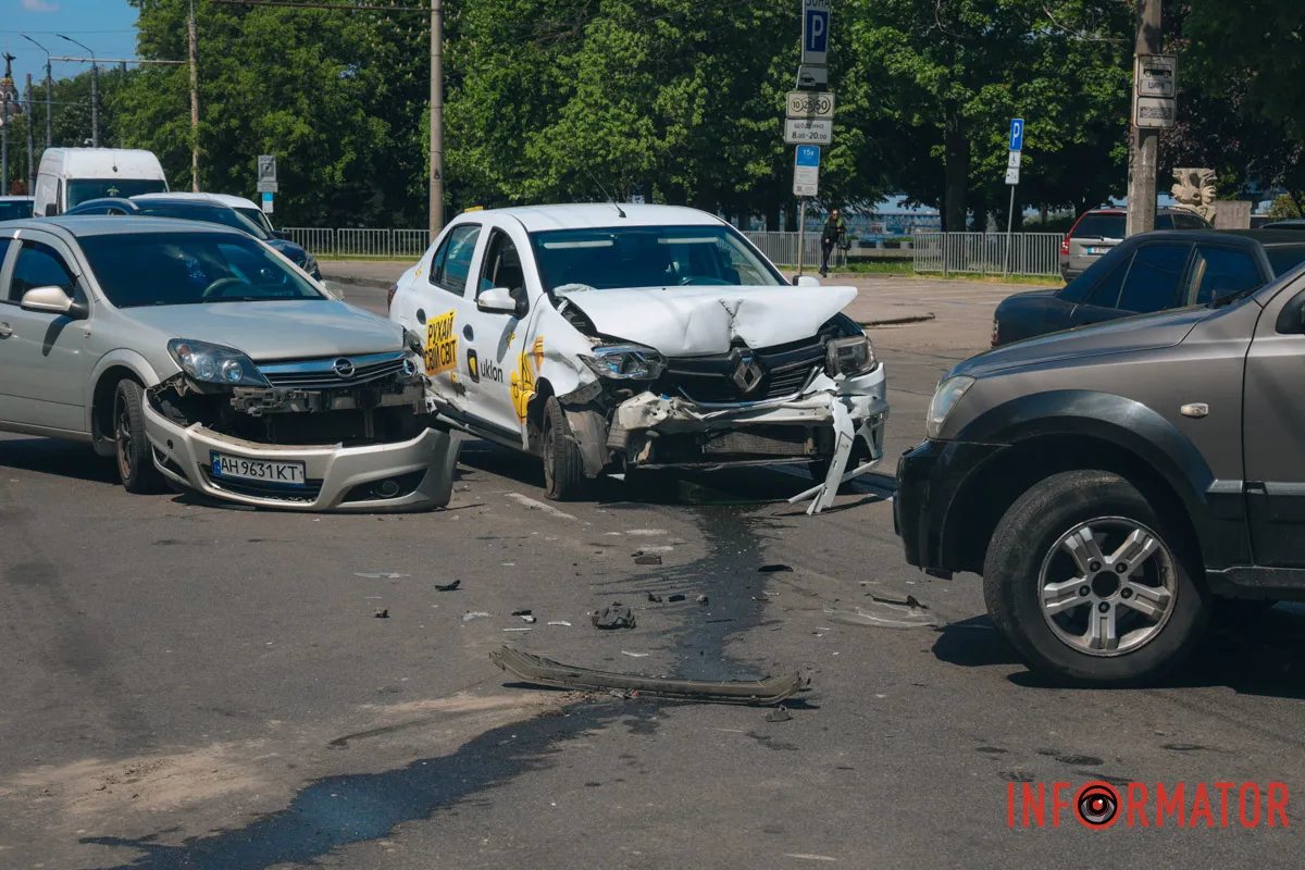 У Дніпрі на Січеславській Набережній сталася потрійна ДТП: є постраждалий 18