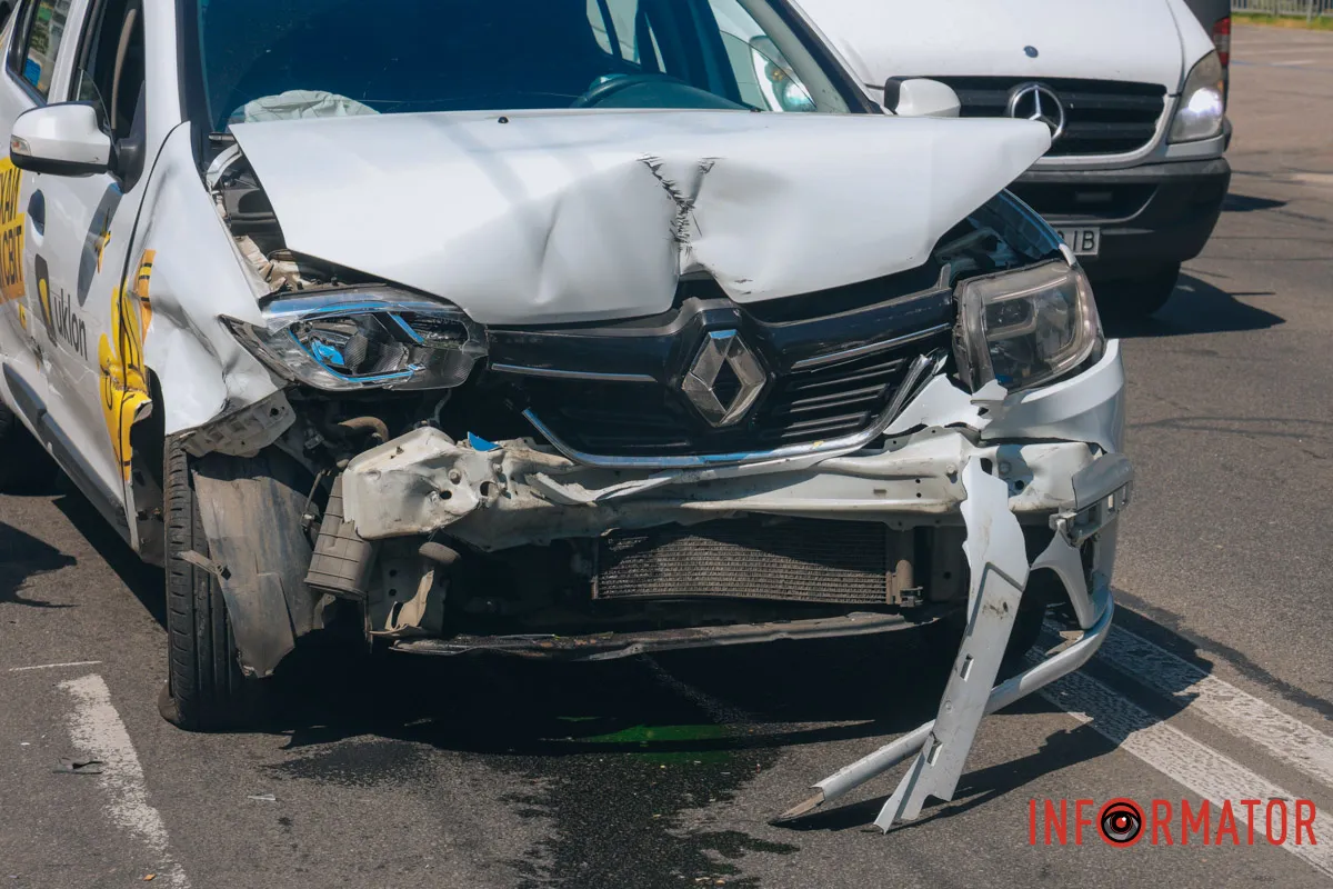 У Дніпрі на Січеславській Набережній сталася потрійна ДТП: є постраждалий 17
