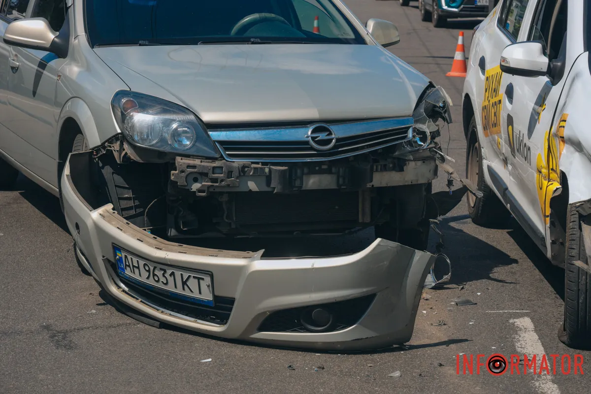 У Дніпрі на Січеславській Набережній сталася потрійна ДТП: є постраждалий 16