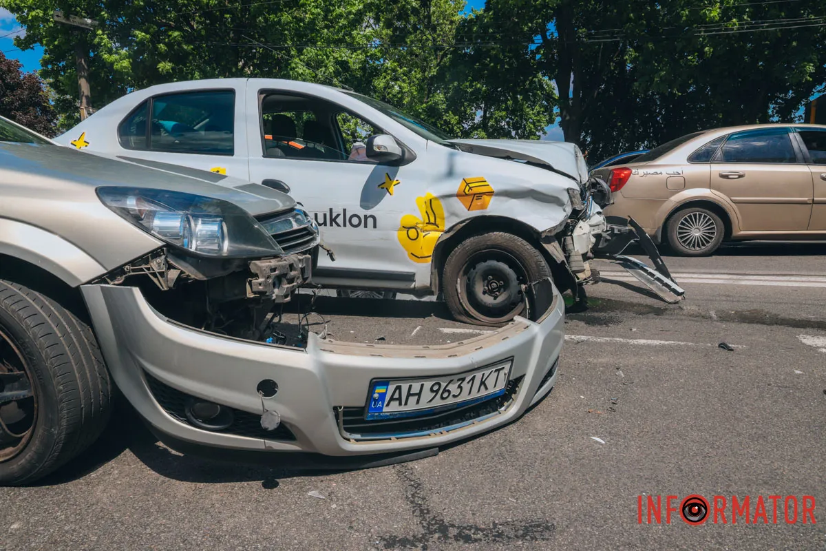 У Дніпрі на Січеславській Набережній сталася потрійна ДТП: є постраждалий 4