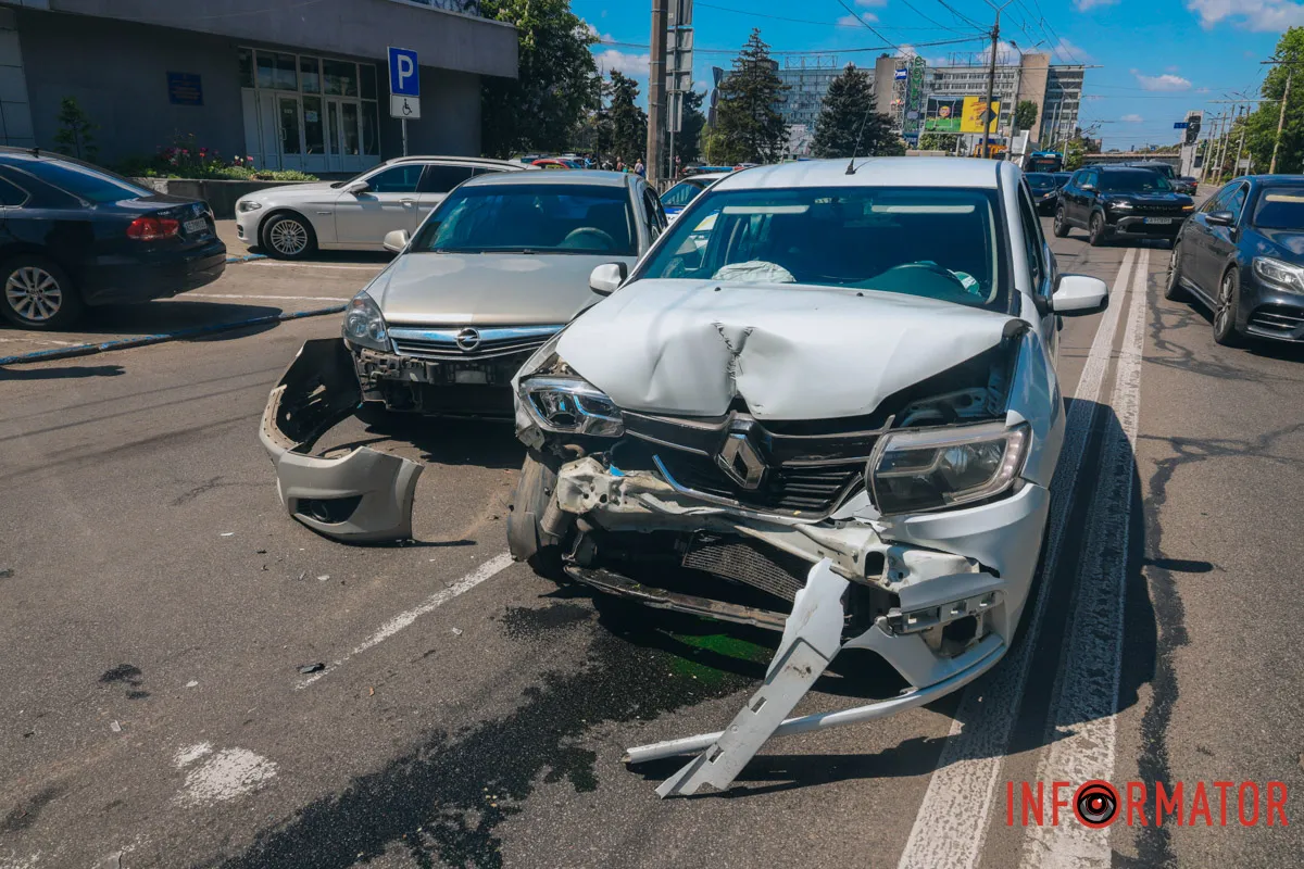 У Дніпрі на Січеславській Набережній сталася потрійна ДТП: є постраждалий 14
