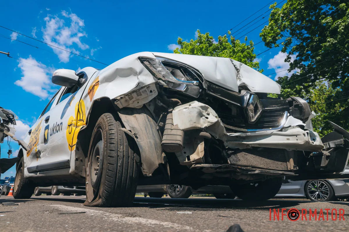 У Дніпрі на Січеславській Набережній сталася потрійна ДТП: є постраждалий 10