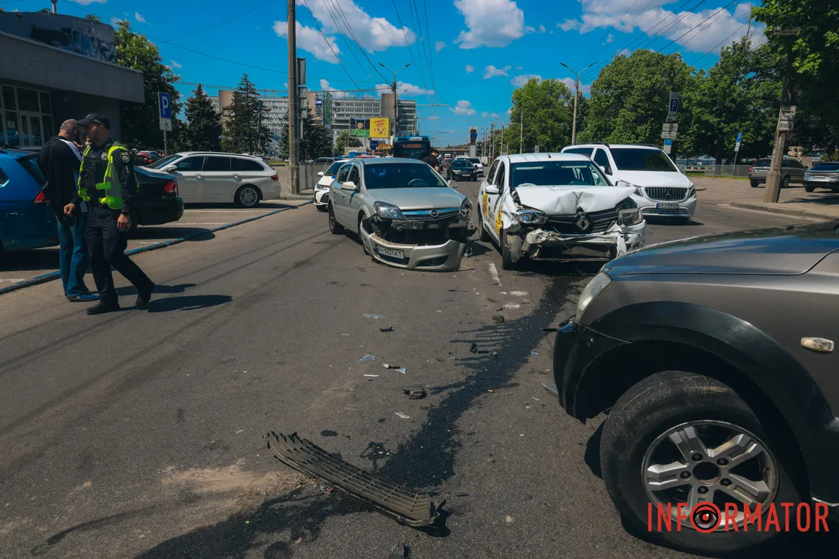 У Дніпрі на Січеславській Набережній сталася потрійна ДТП: є постраждалий 2