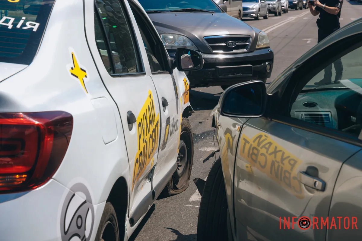 У Дніпрі на Січеславській Набережній сталася потрійна ДТП: є постраждалий 11