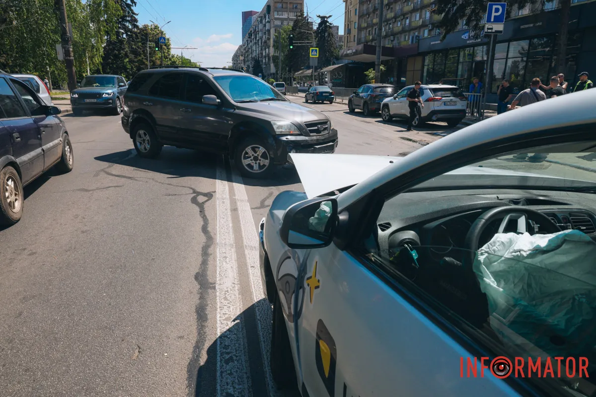 У Дніпрі на Січеславській Набережній сталася потрійна ДТП: є постраждалий 12