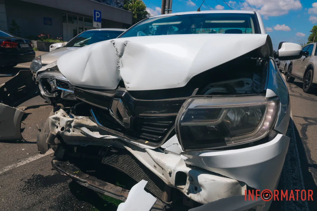 У Дніпрі на Січеславській Набережній сталася потрійна ДТП: є постраждалий 6