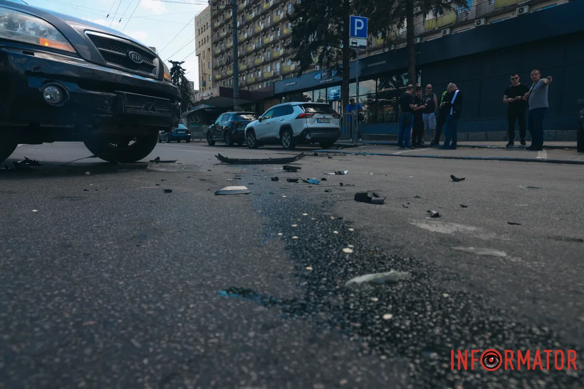 У Дніпрі на Січеславській Набережній сталася потрійна ДТП: є постраждалий 8