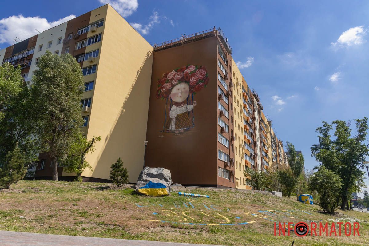 "Работала в снег и ураган": в Днепре восстановили легендарный мурал на Калиновой 13
