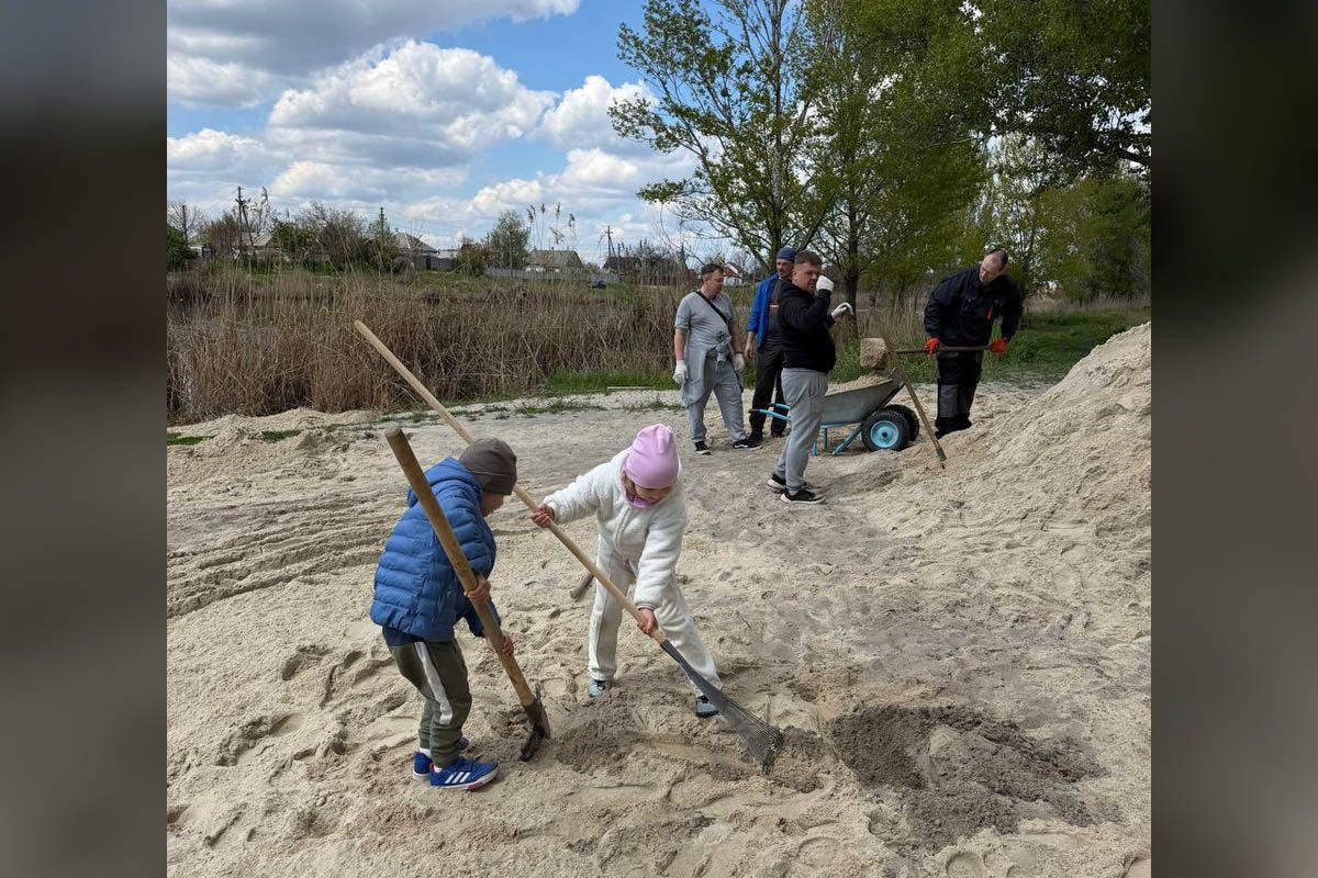 Вивезли мішки зі сміттям: у Дніпрі пляж озера Куряче підготували до сезону 4