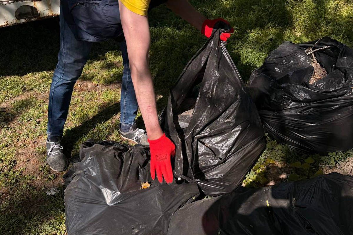 Вивезли мішки зі сміттям: у Дніпрі пляж озера Куряче підготували до сезону 2